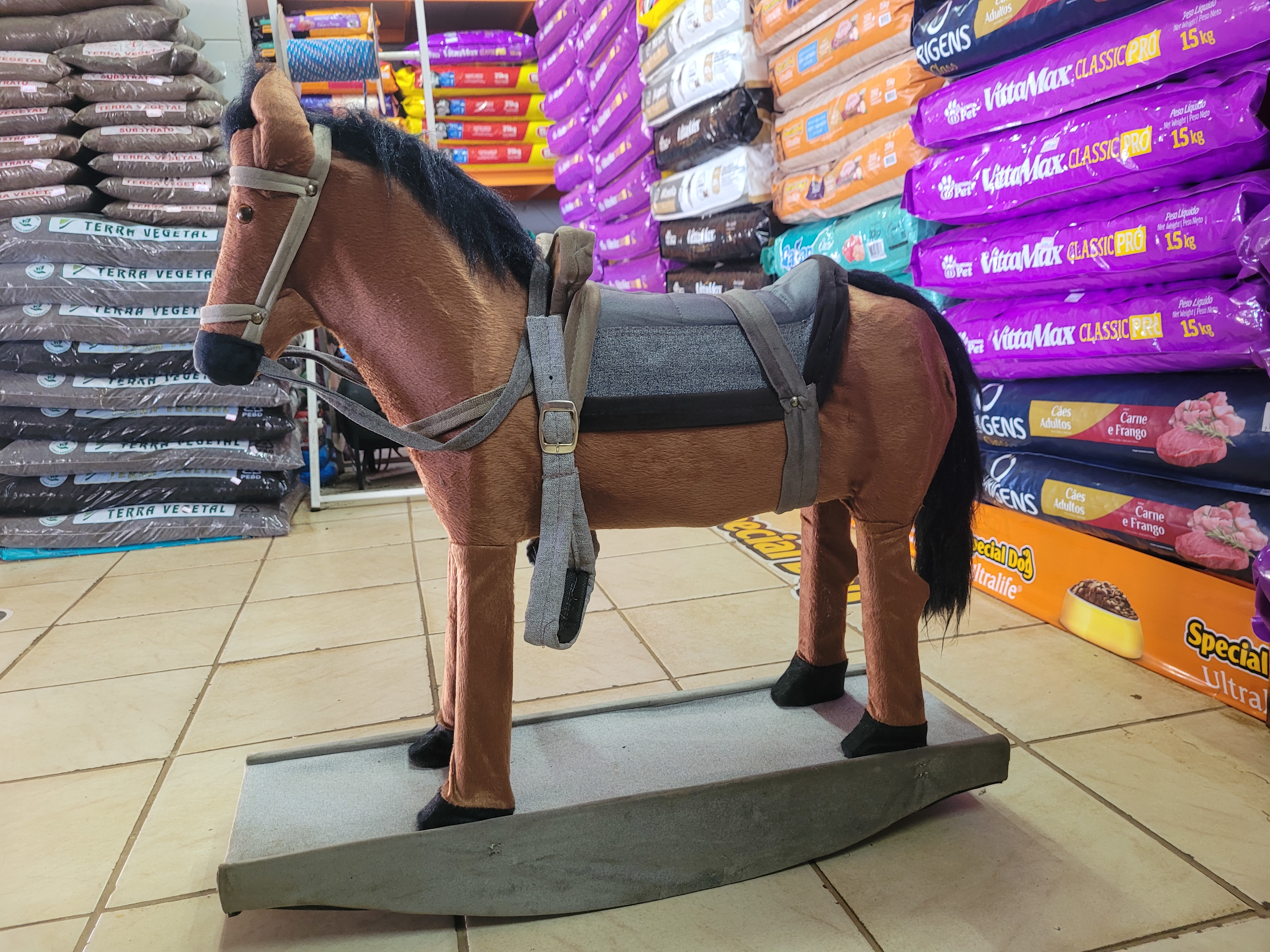 Agropecuária Boa Sorte | Cavalo de Brinquedo e Setor de Rações e Terra Vegetal
