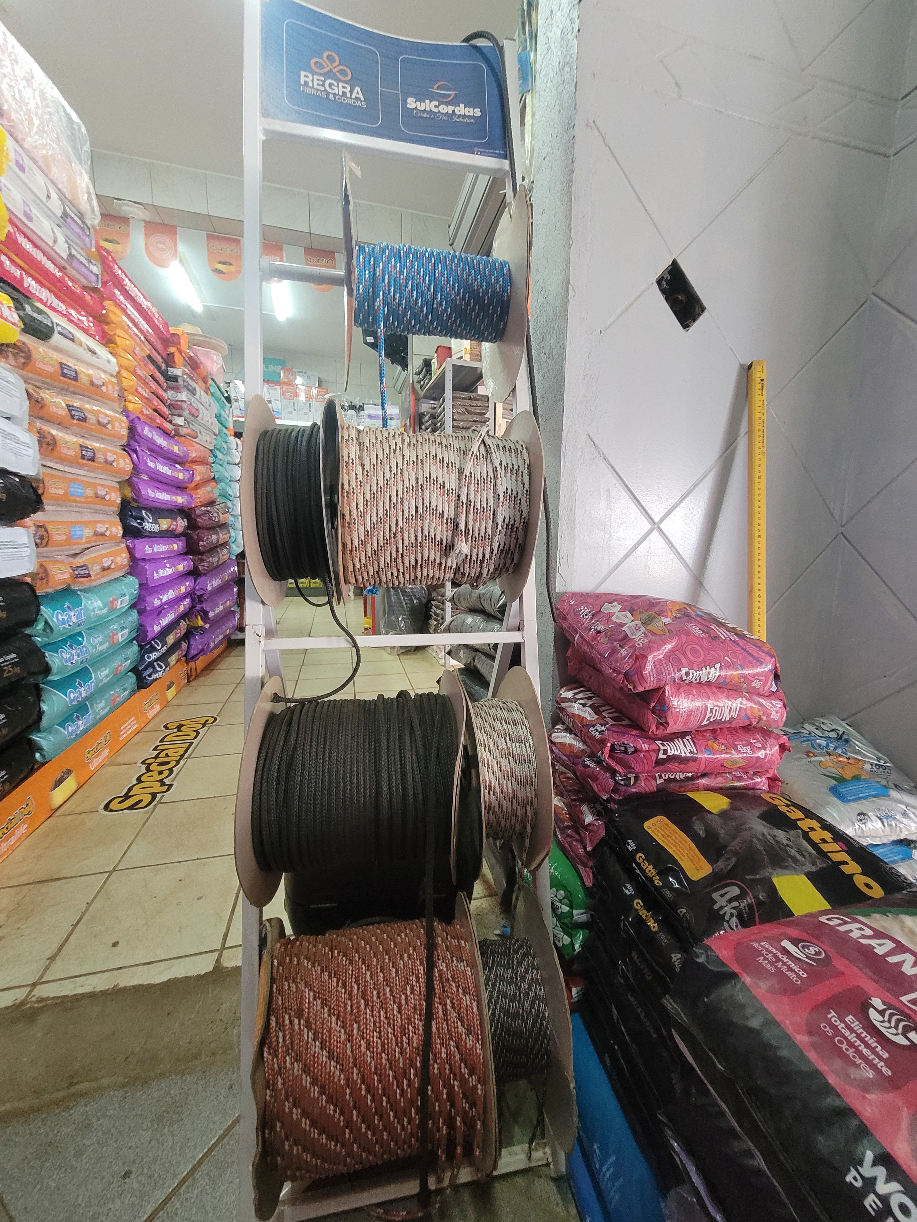 Expositor de Cordas por Metro | Marcas SulCordas e Regra na Agropecuária Boa Sorte