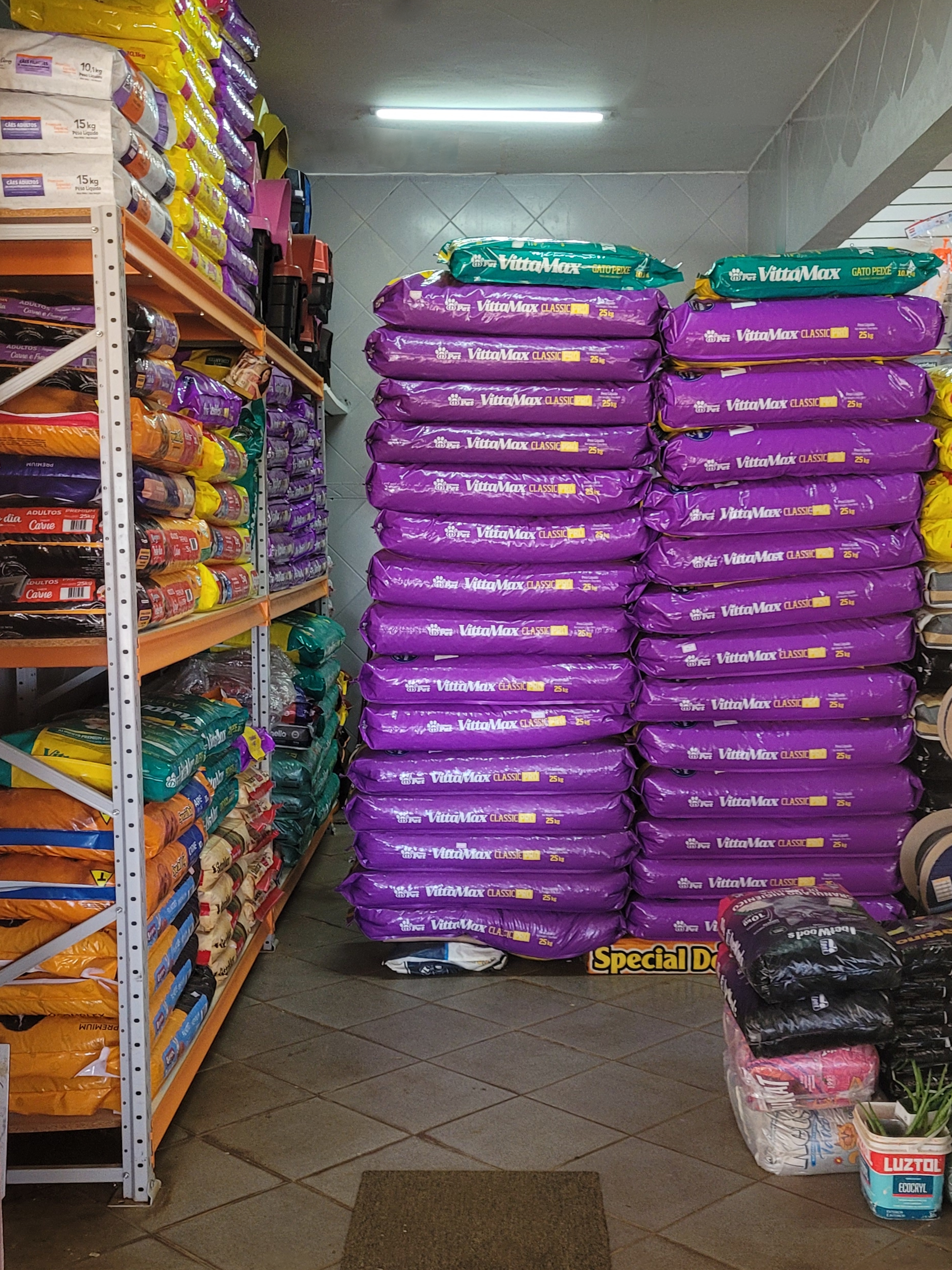 Agropecuária Boa Sorte | Rações Empilhadas de Várias Marcas e Tamanhos em Valparaíso
